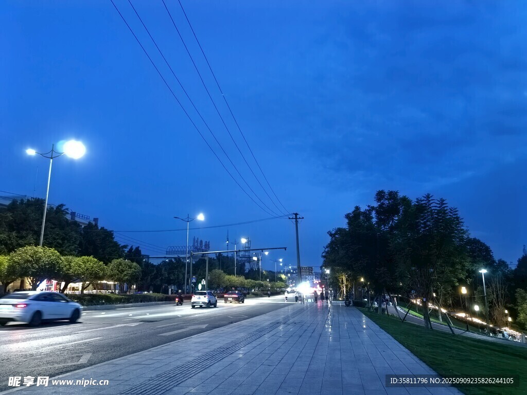 夜幕下的城市道路景象