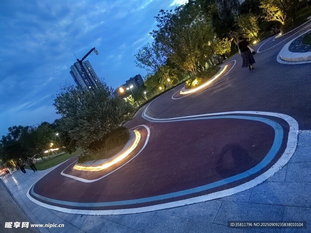城市公园夜间景观步道