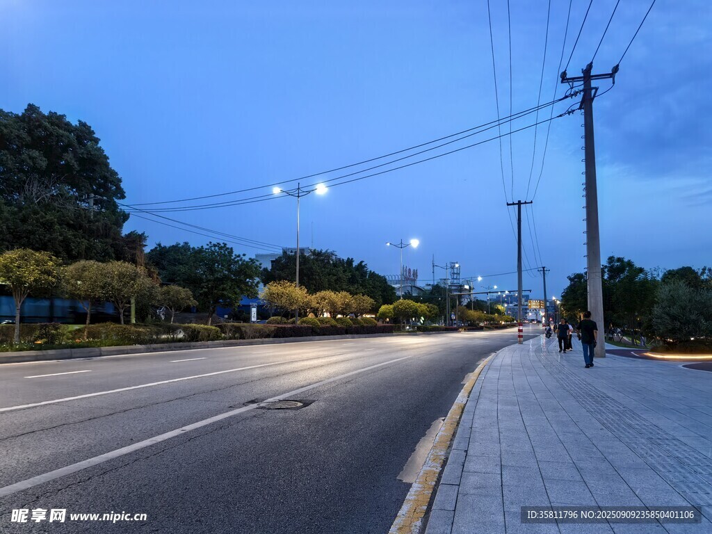 黄昏时的城市街道景象