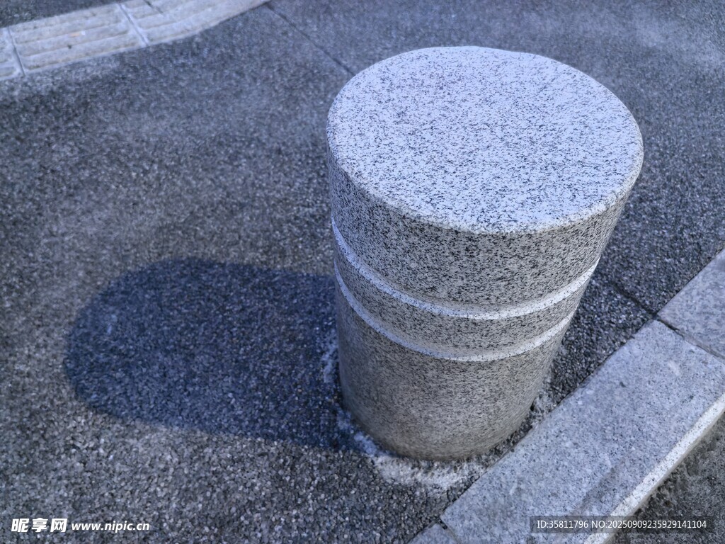 路边灰色石质圆柱墩