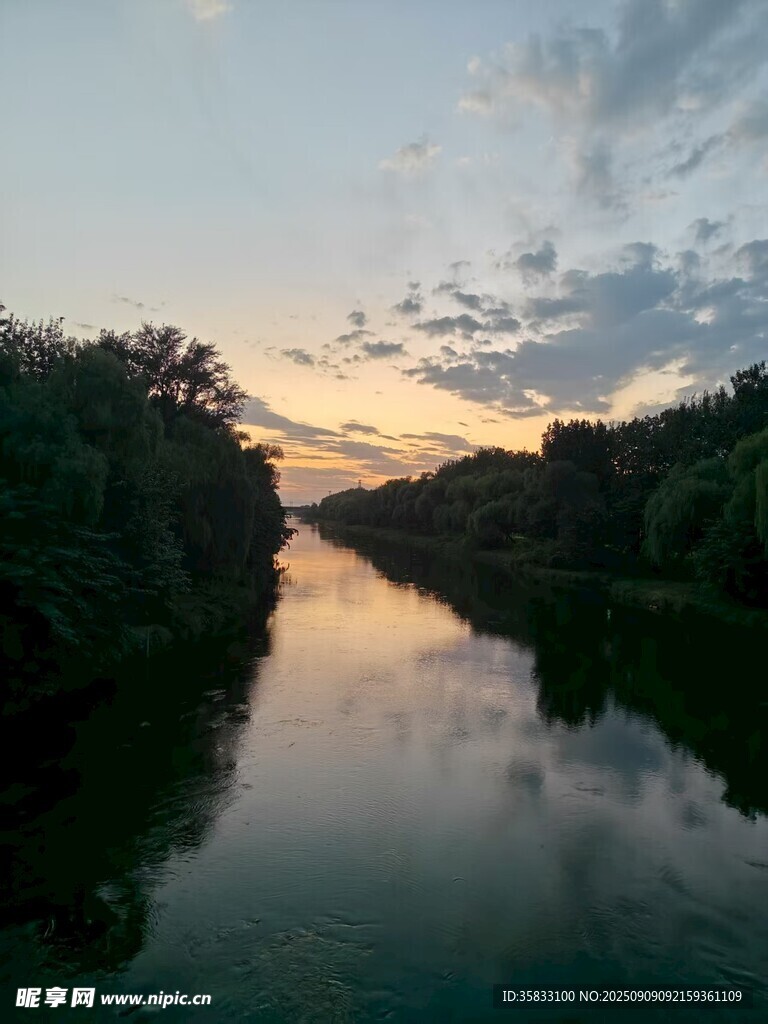 黄昏河畔美景