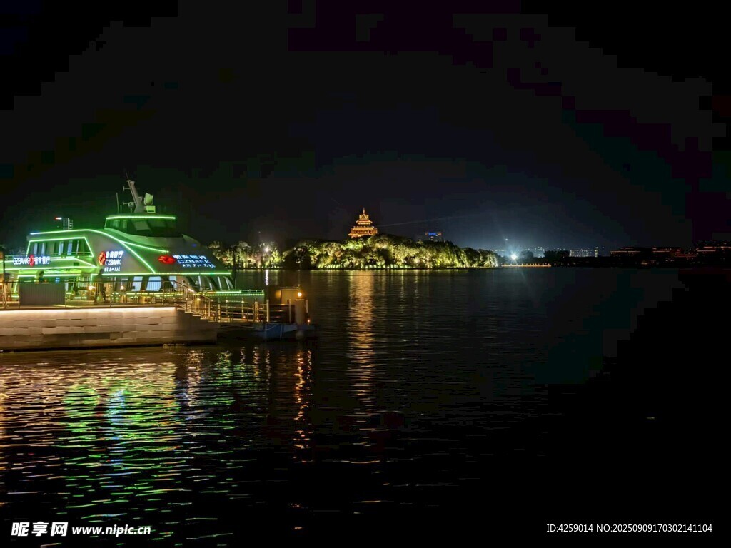 夜晚湖畔璀璨灯光景观