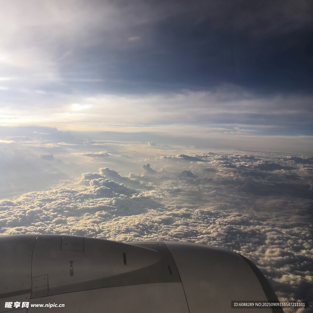 高空俯瞰云海与飞机机翼
