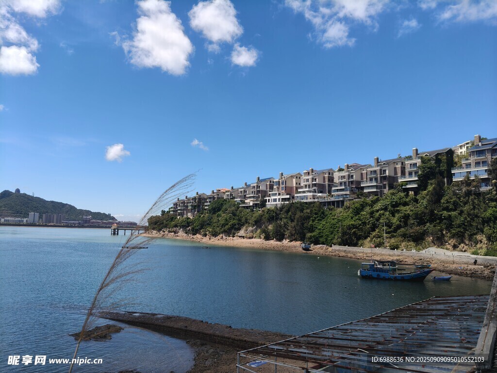 湖畔依山景致