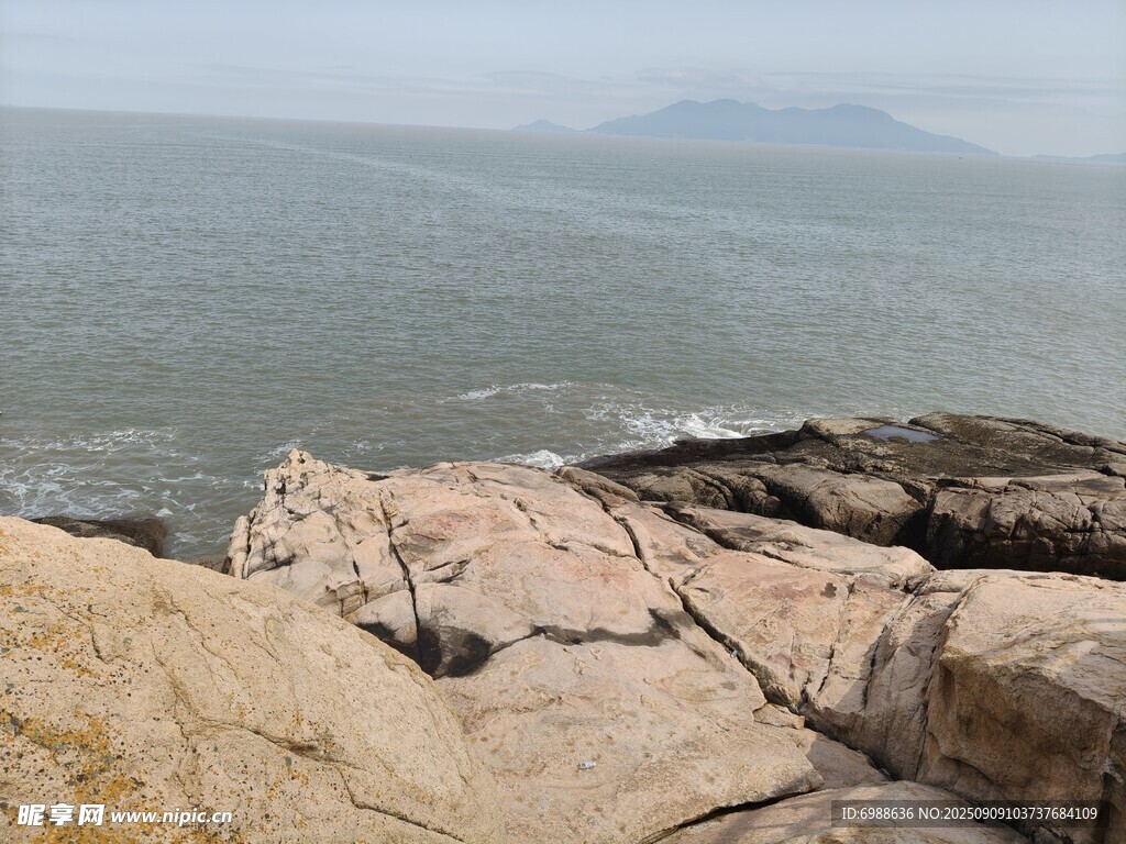 海边嶙峋岩石与辽阔海景