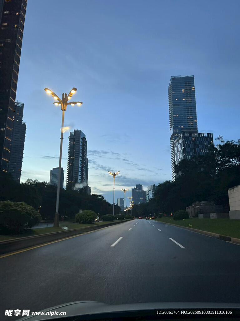 城市道路上的开阔天际线