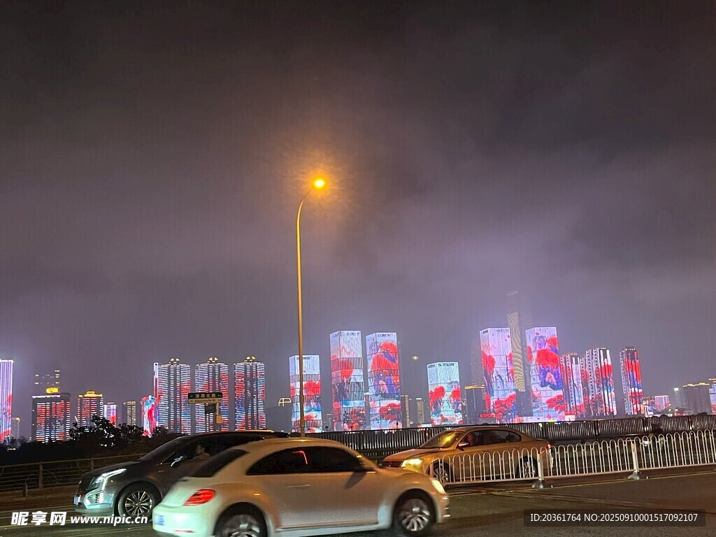 城市夜景中的绚丽灯光秀