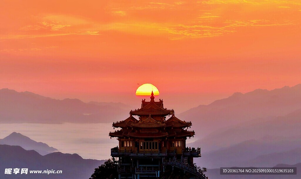 日出时的巍峨古塔