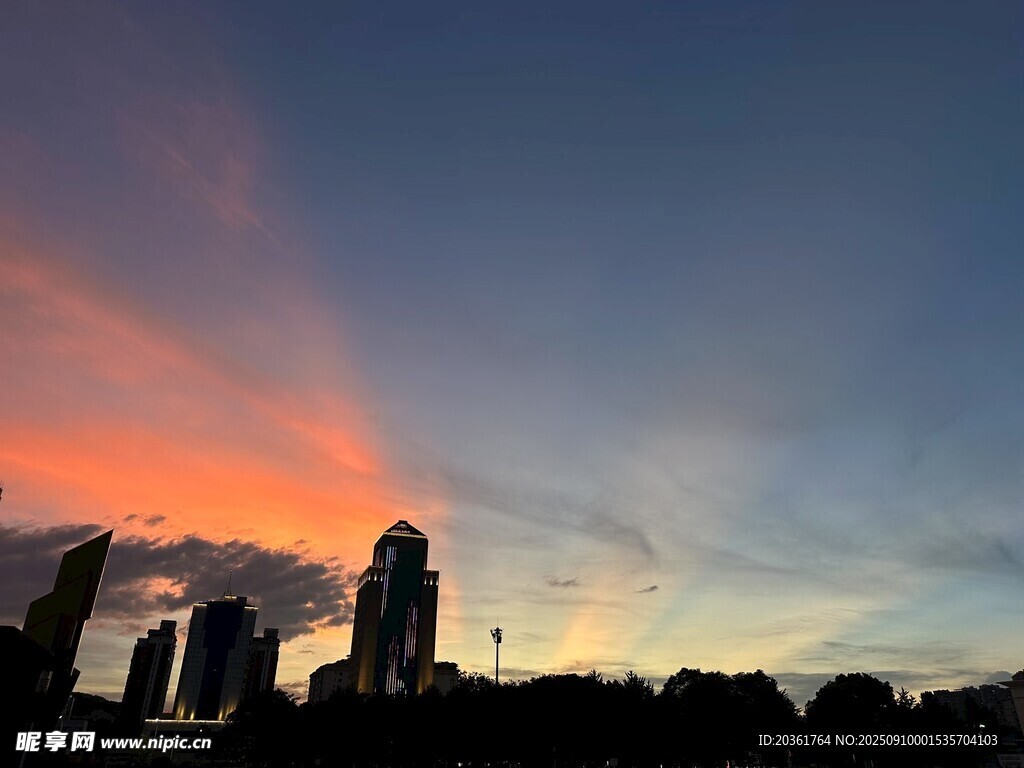 城市黄昏天空绚丽美景