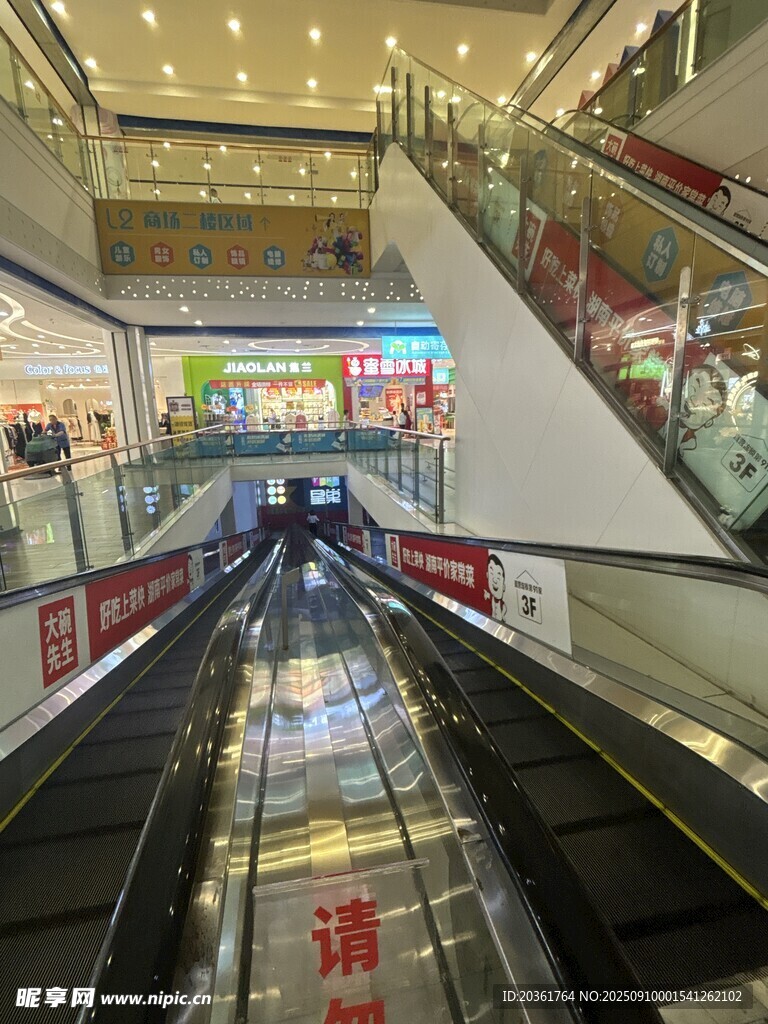 商场内自动扶梯场景