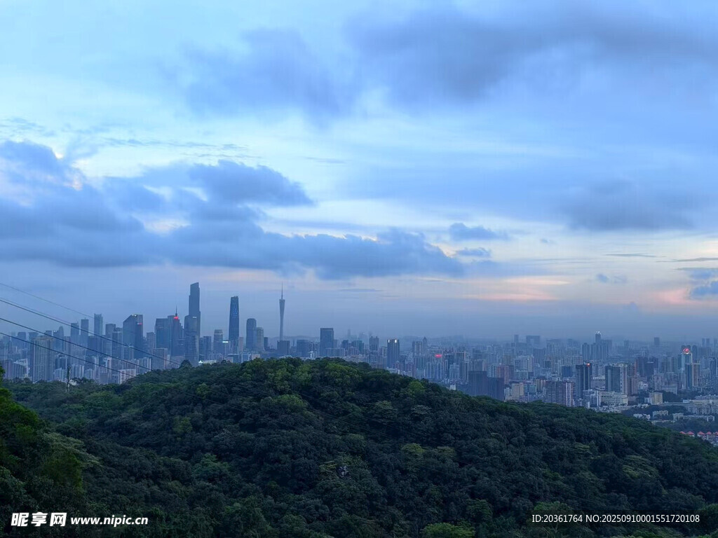 山顶俯瞰城市天际线美景