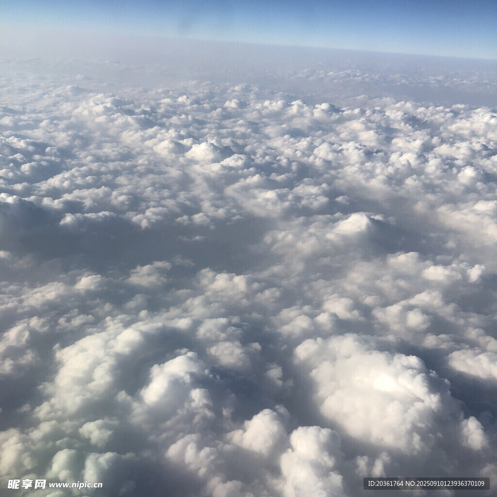 高空俯瞰云海壮丽景观