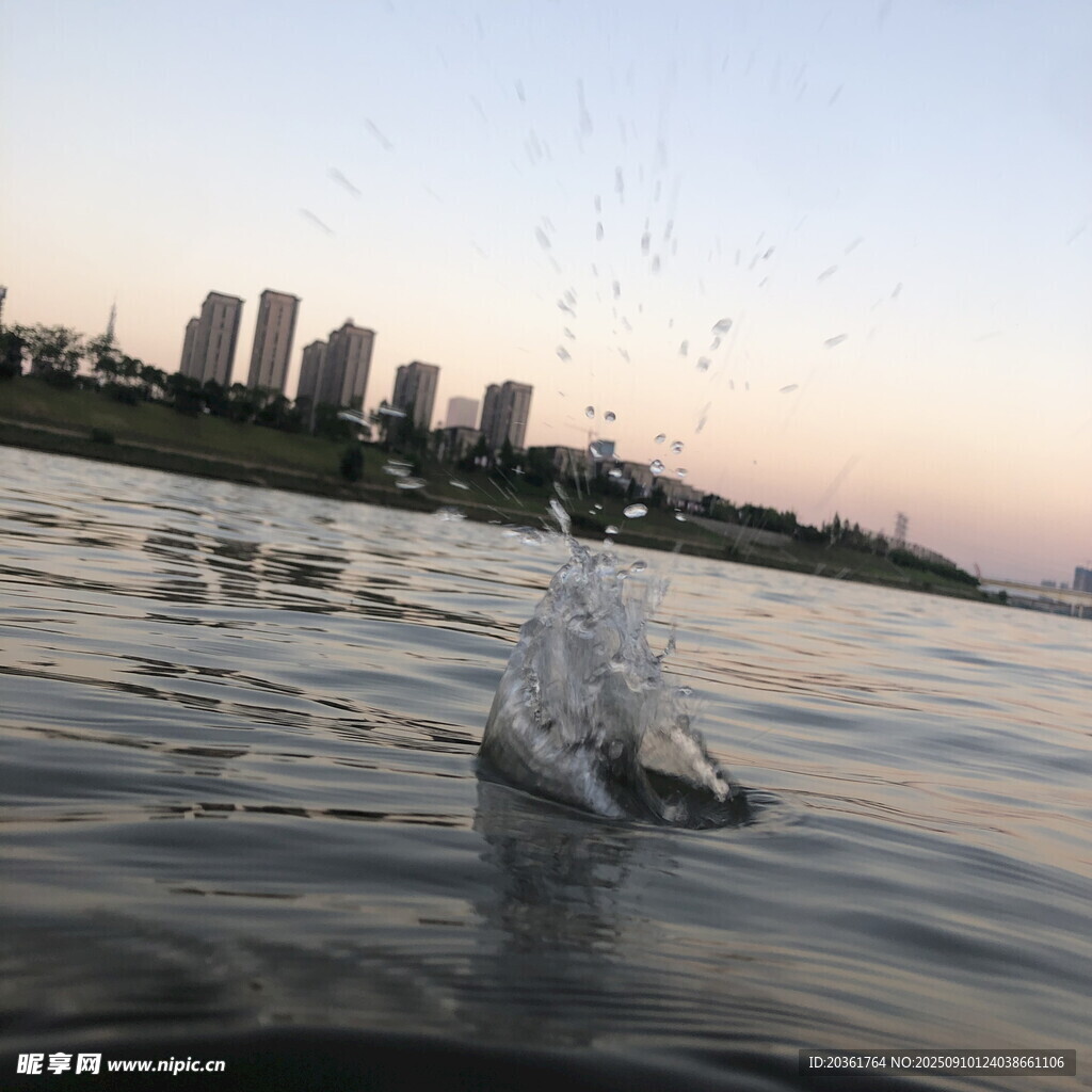 城市湖畔水花瞬间