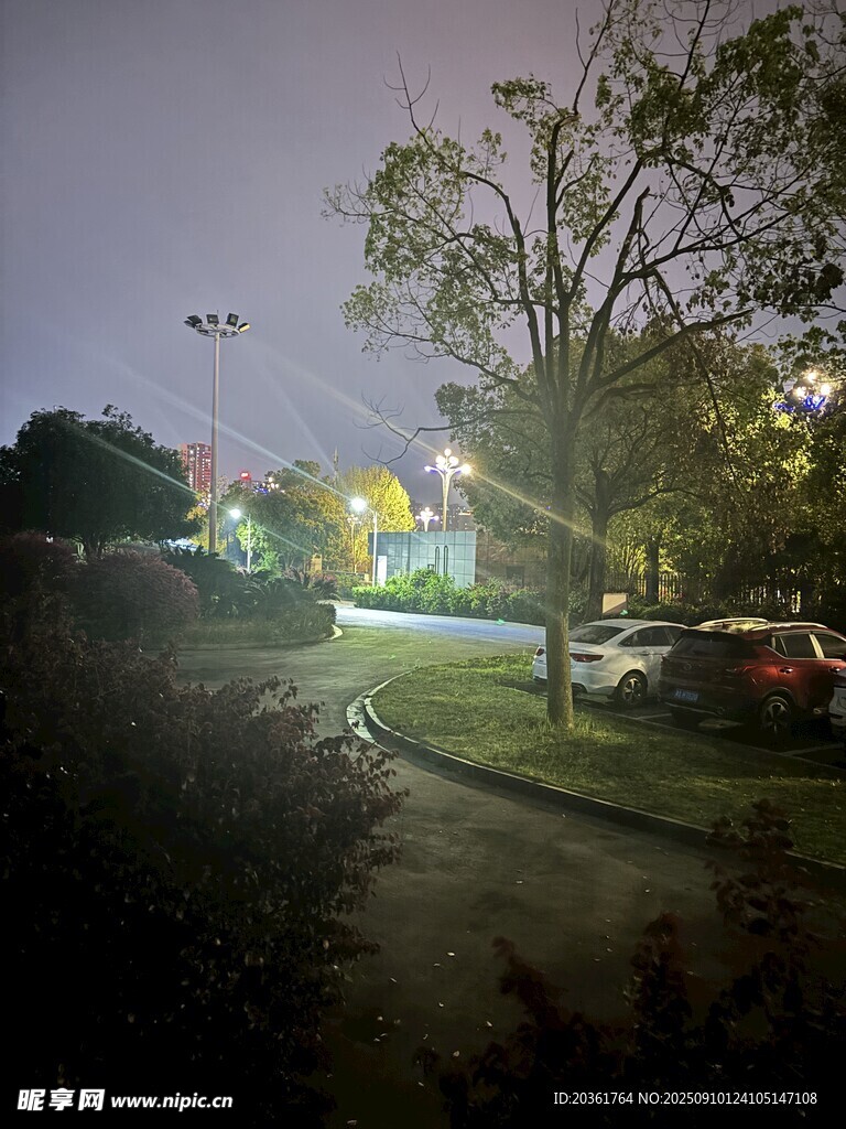 夜晚小区静谧景象