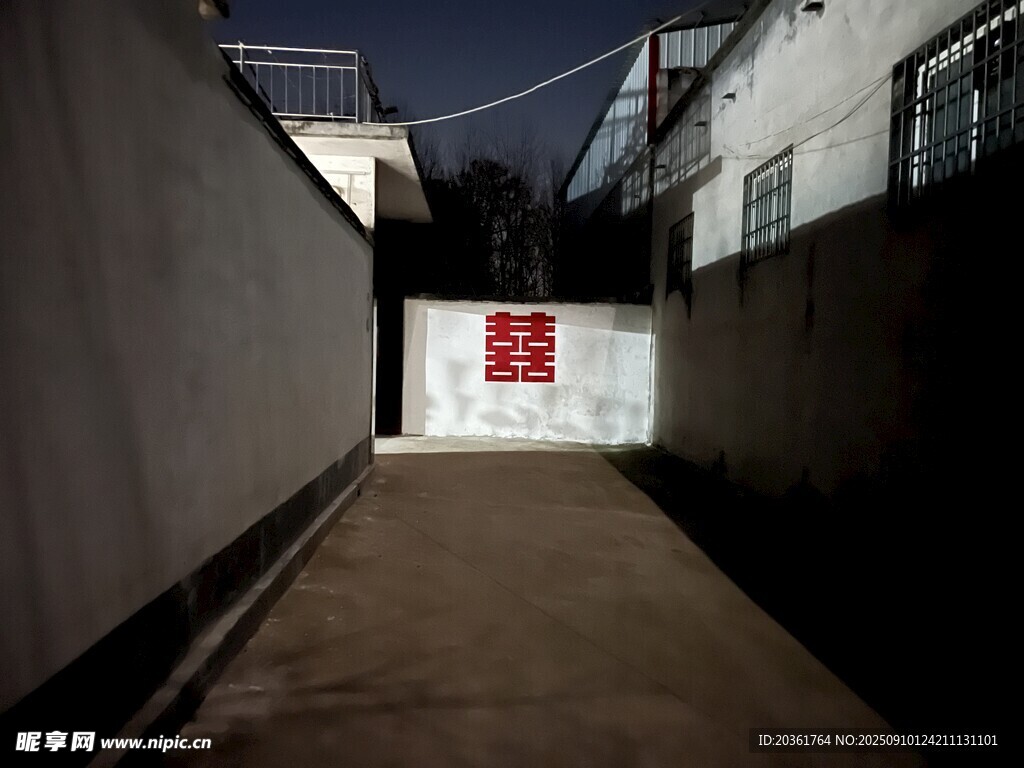 小巷中的中式红门景象