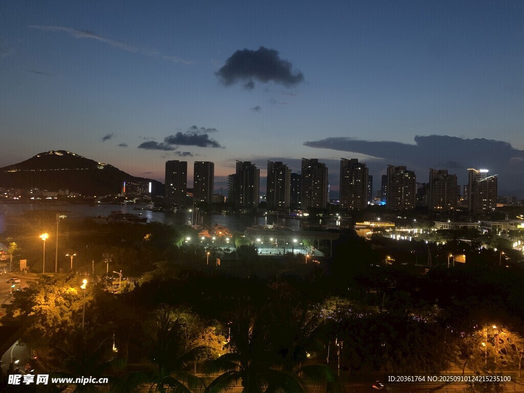城市黄昏夜景俯瞰图