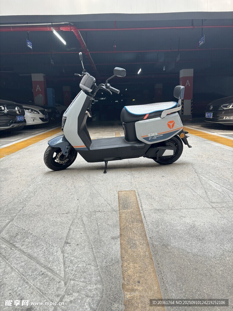 时尚电动摩托车展示