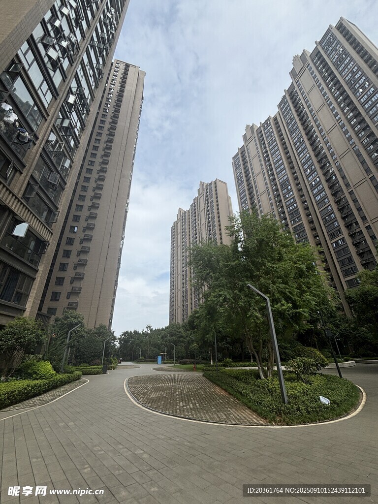 城市住宅区的宽阔道路景观