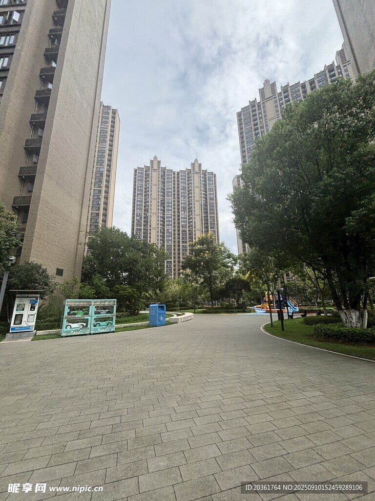 小区内开阔的休闲空间