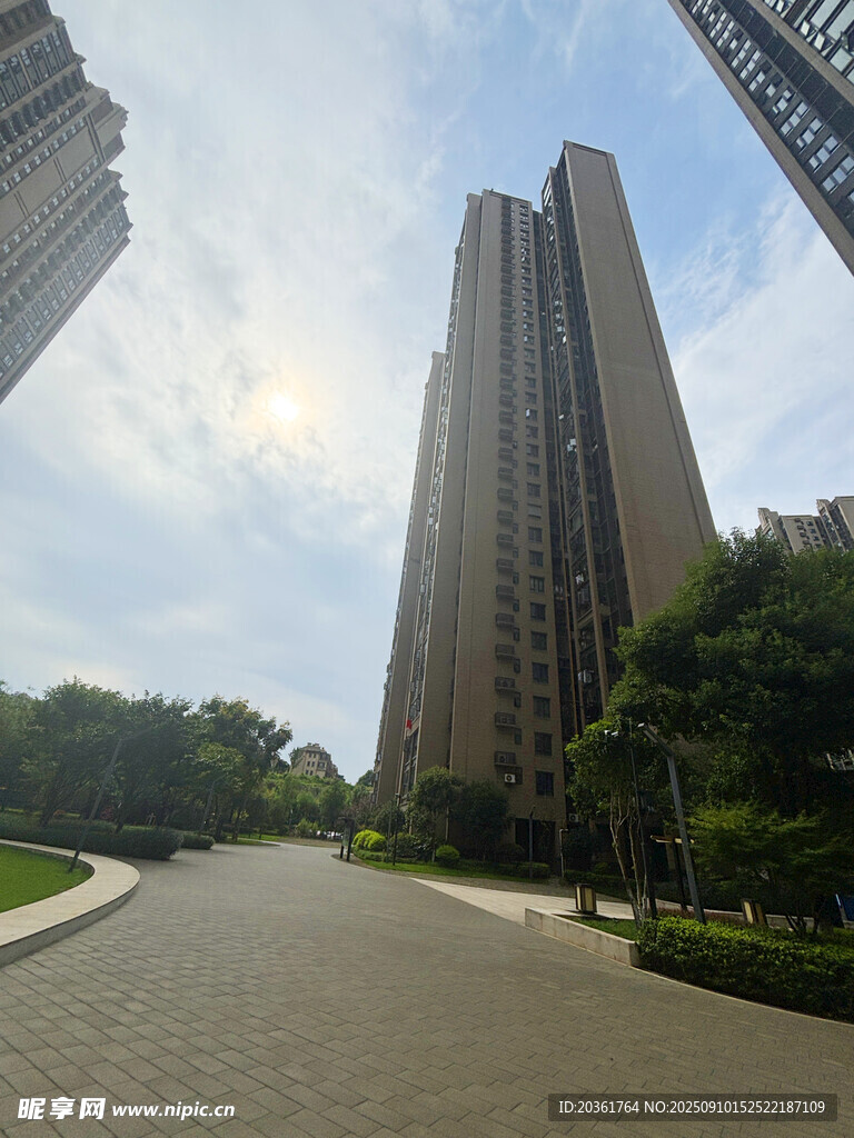 城市中高耸的现代住宅楼