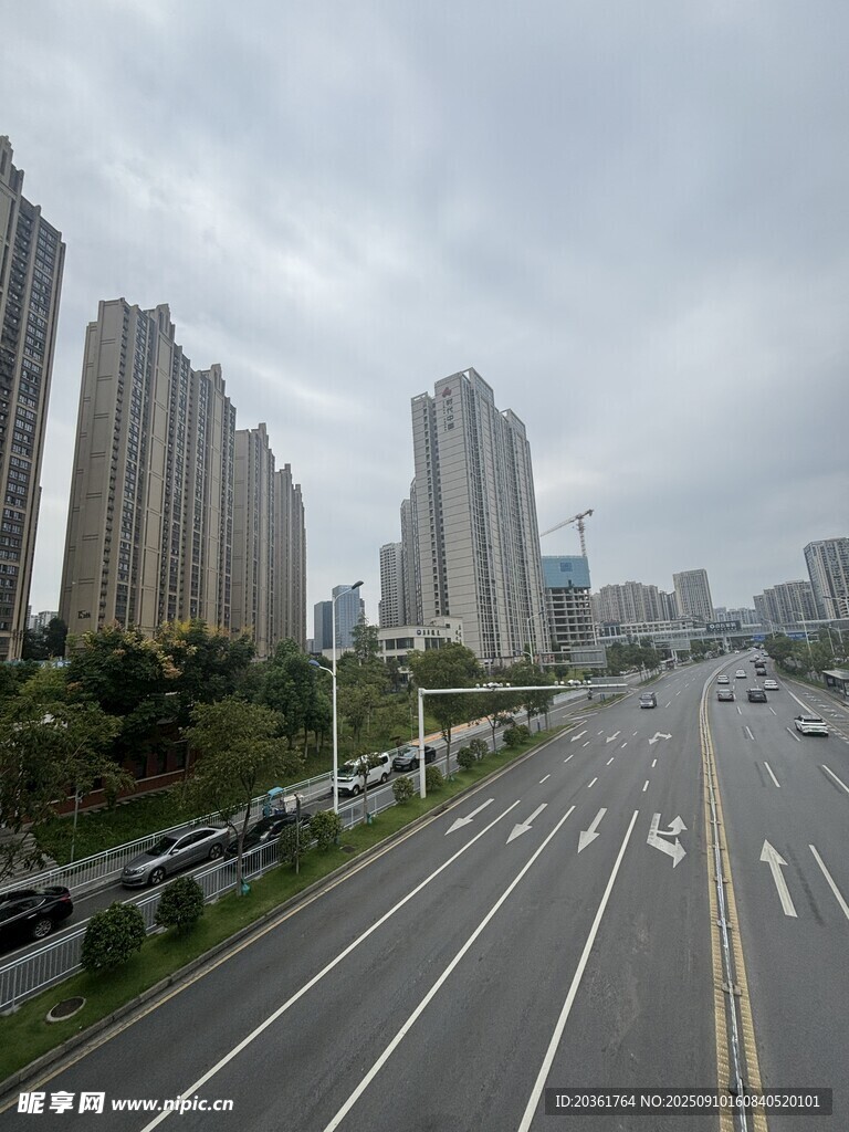 城市道路旁的高楼景观