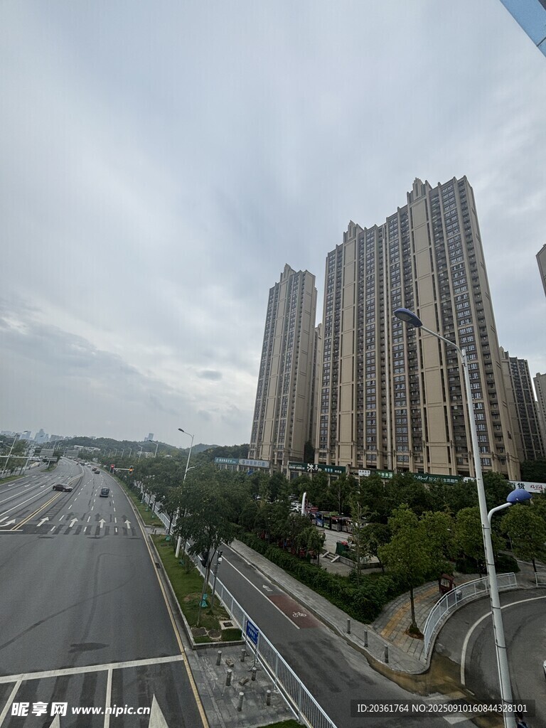 城市高楼与道路景观