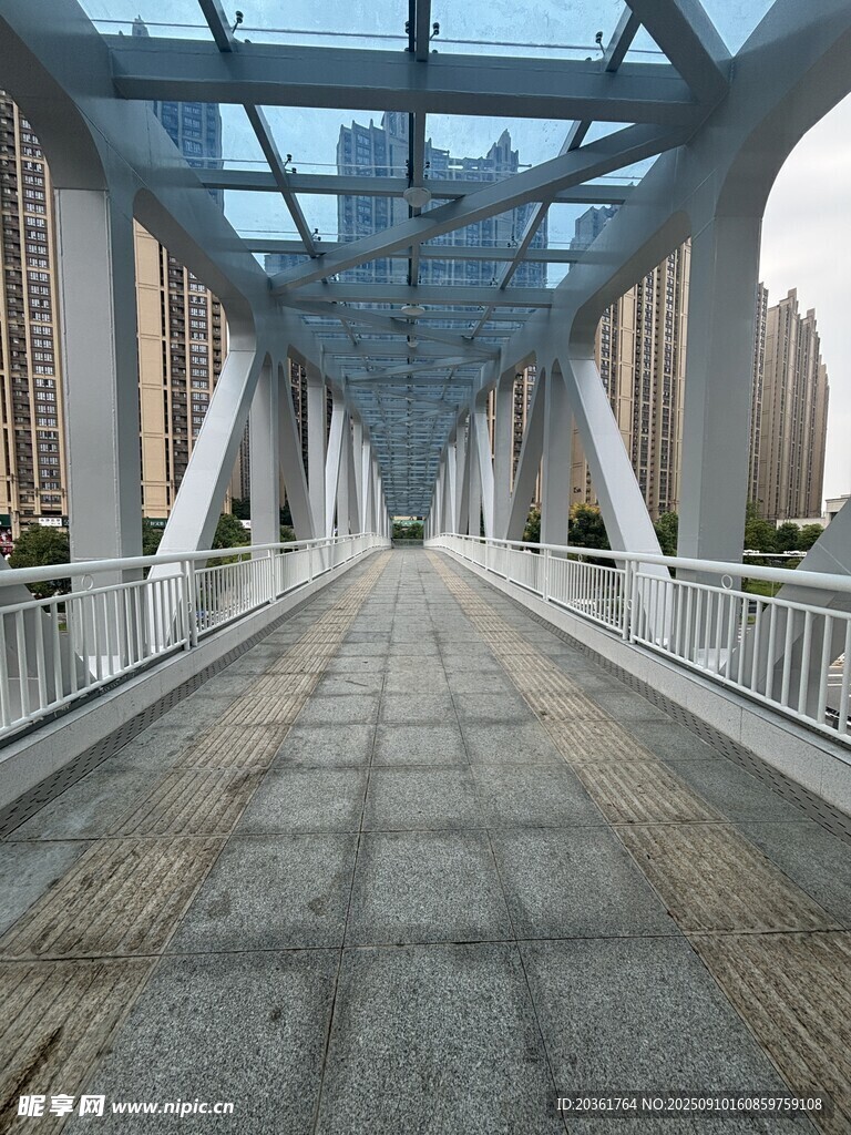 城市中现代风格的步行桥