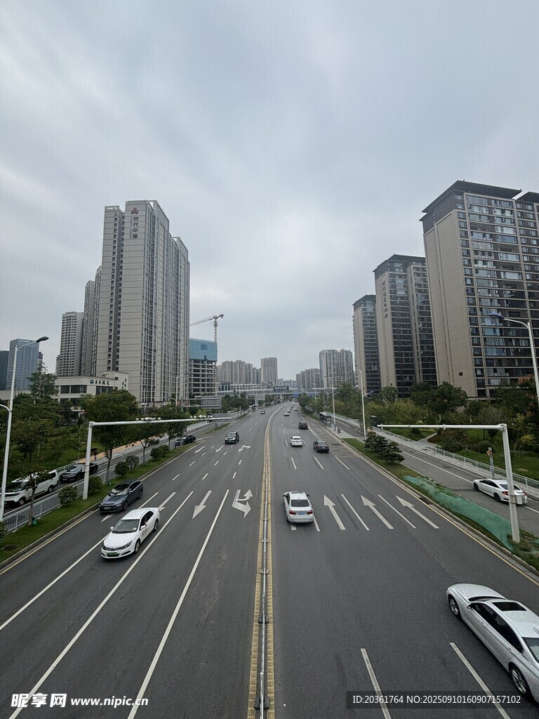 城市宽阔道路与林立高楼