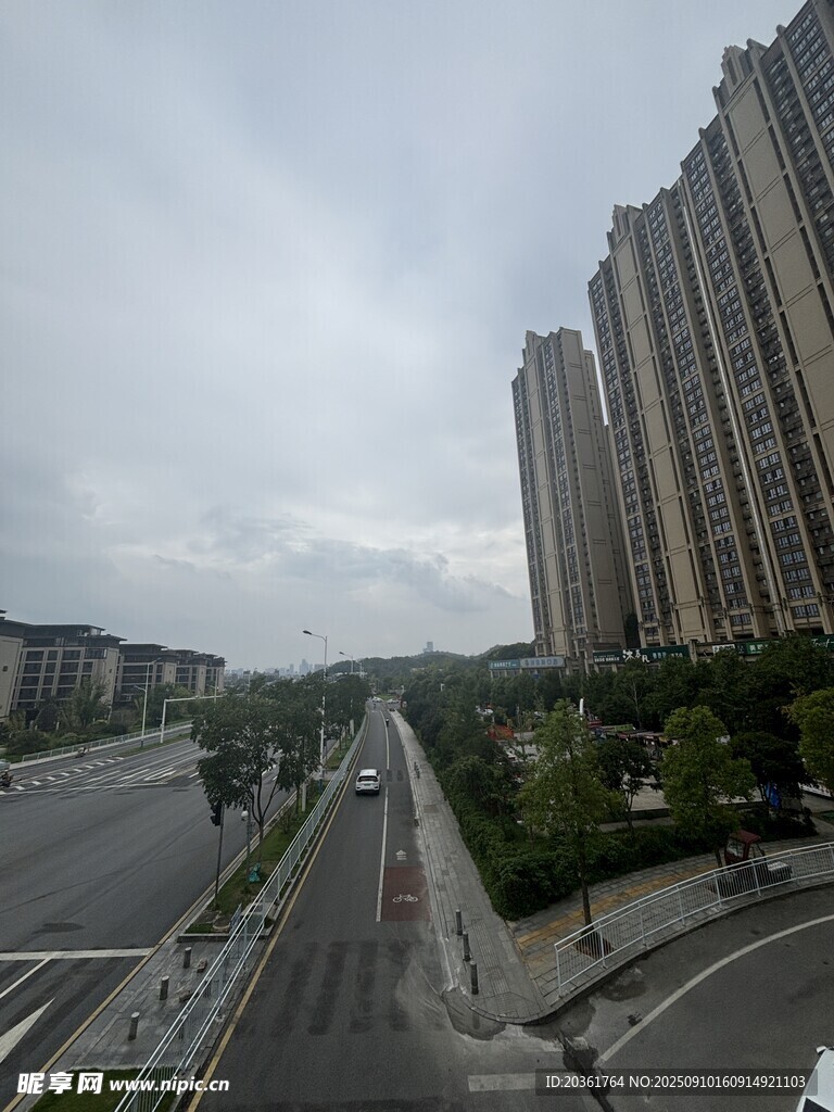 城市街道旁的高层住宅区