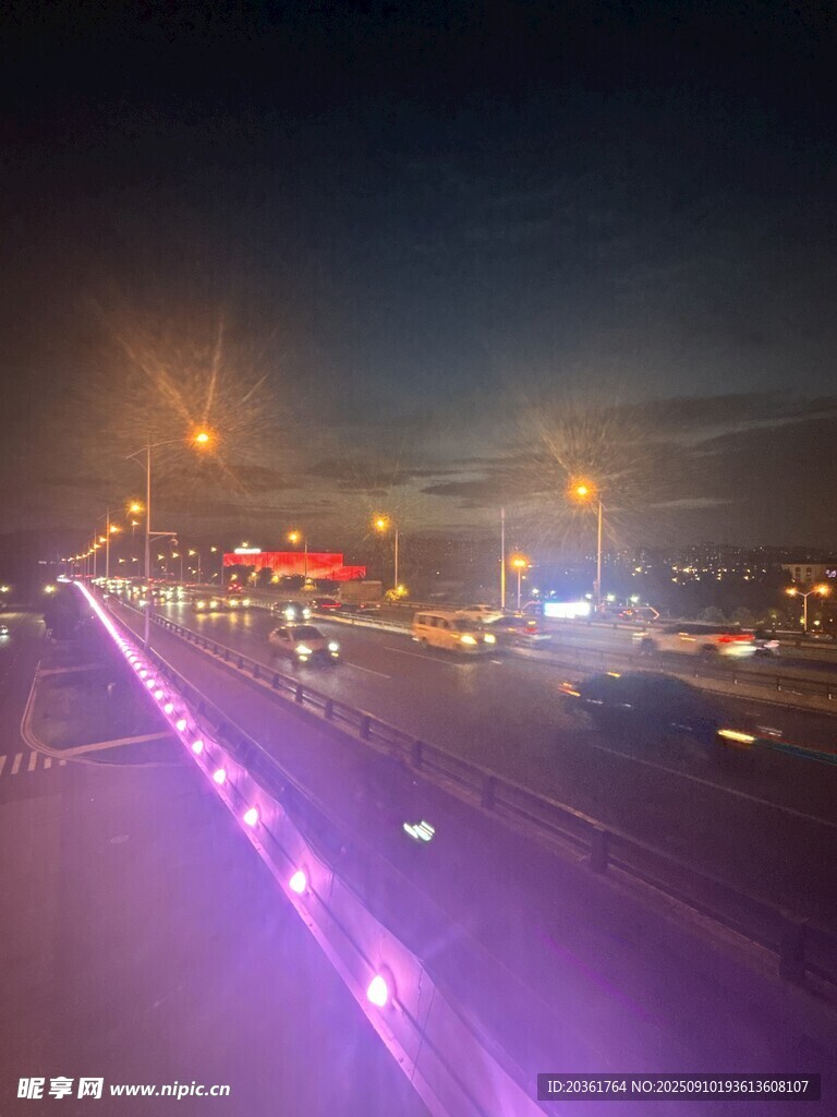 夜间公路霓虹灯光景