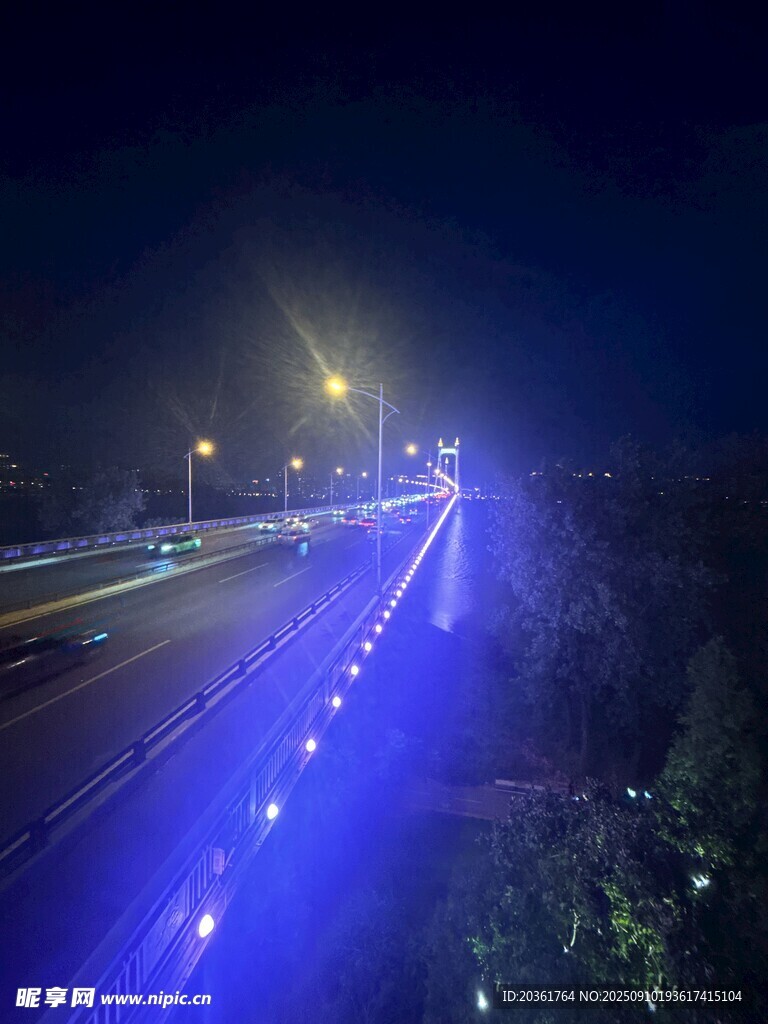 夜间公路蓝灯光璀璨景象
