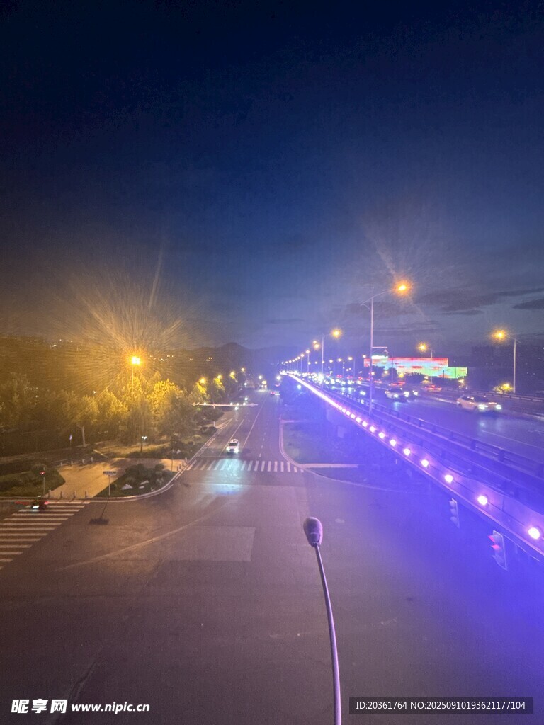 夜晚道路的绚丽灯光景观