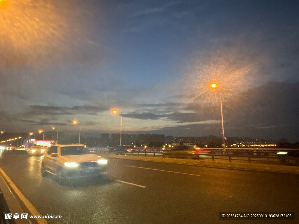 黄昏公路上行驶的车辆