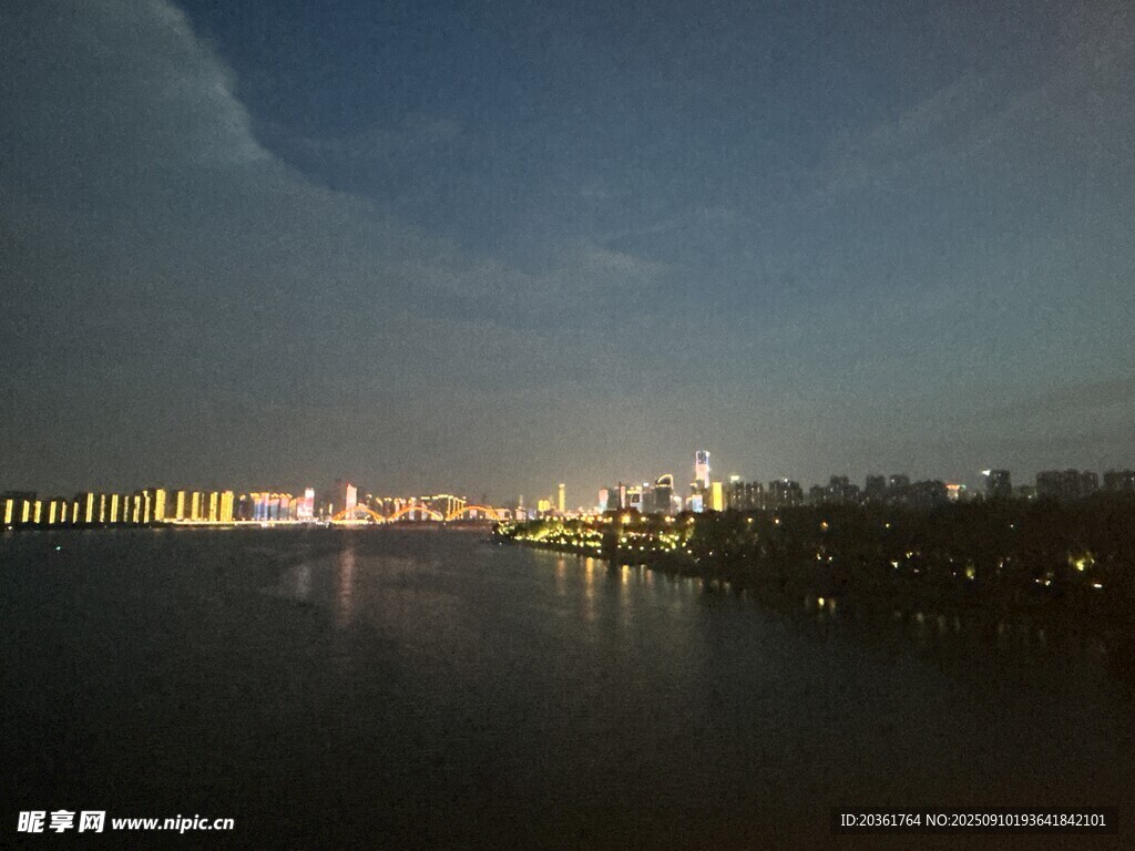 城市湖畔夜景