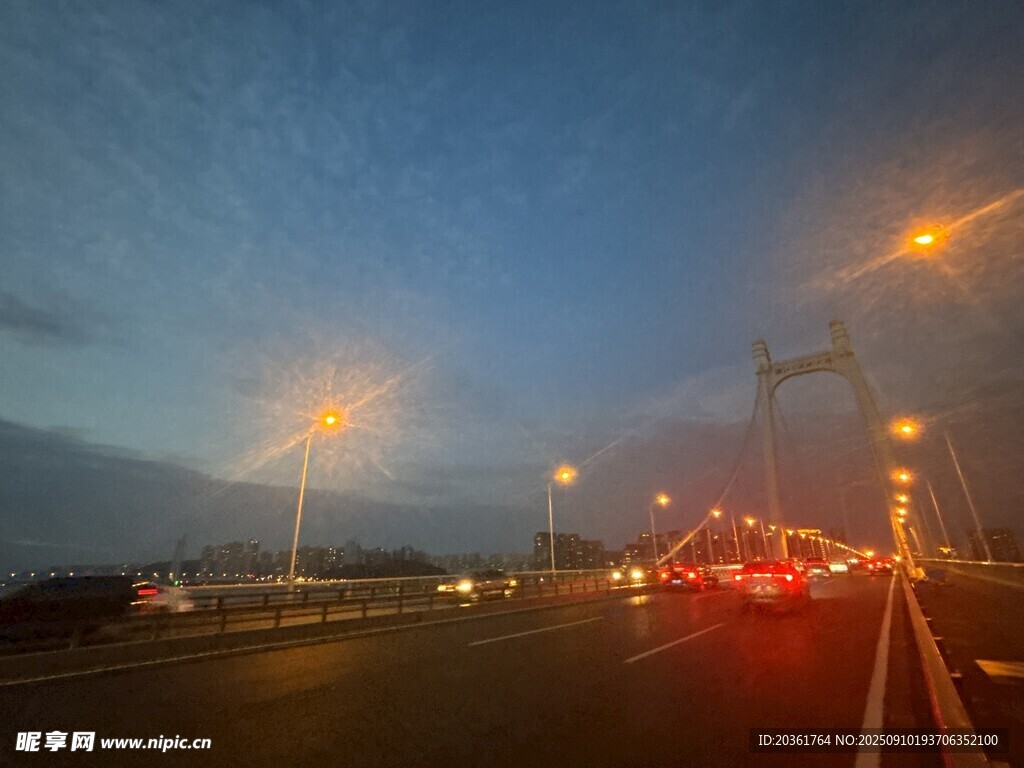 黄昏时分的城市道路景象