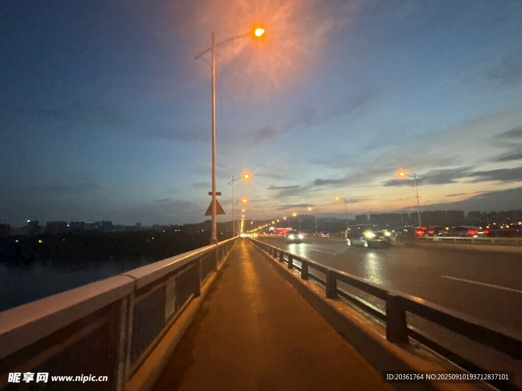 黄昏下的城市桥梁夜景