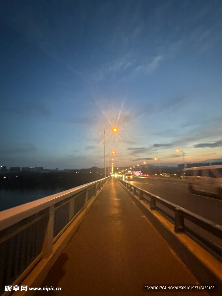 黄昏下的桥梁美景