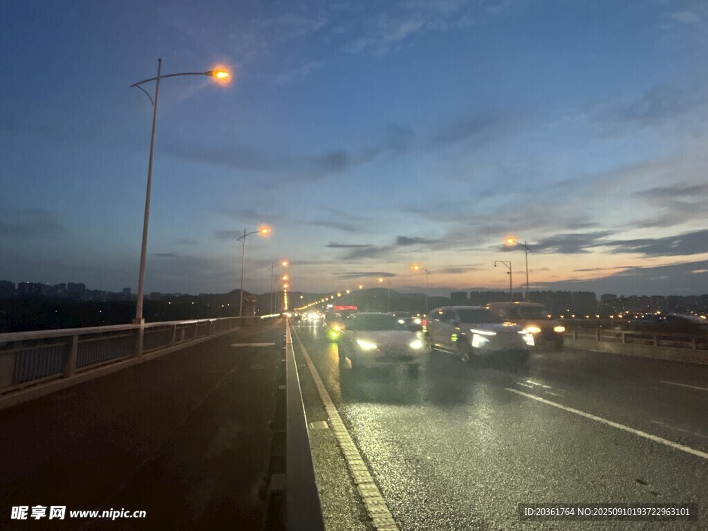 黄昏时分的城市公路景象