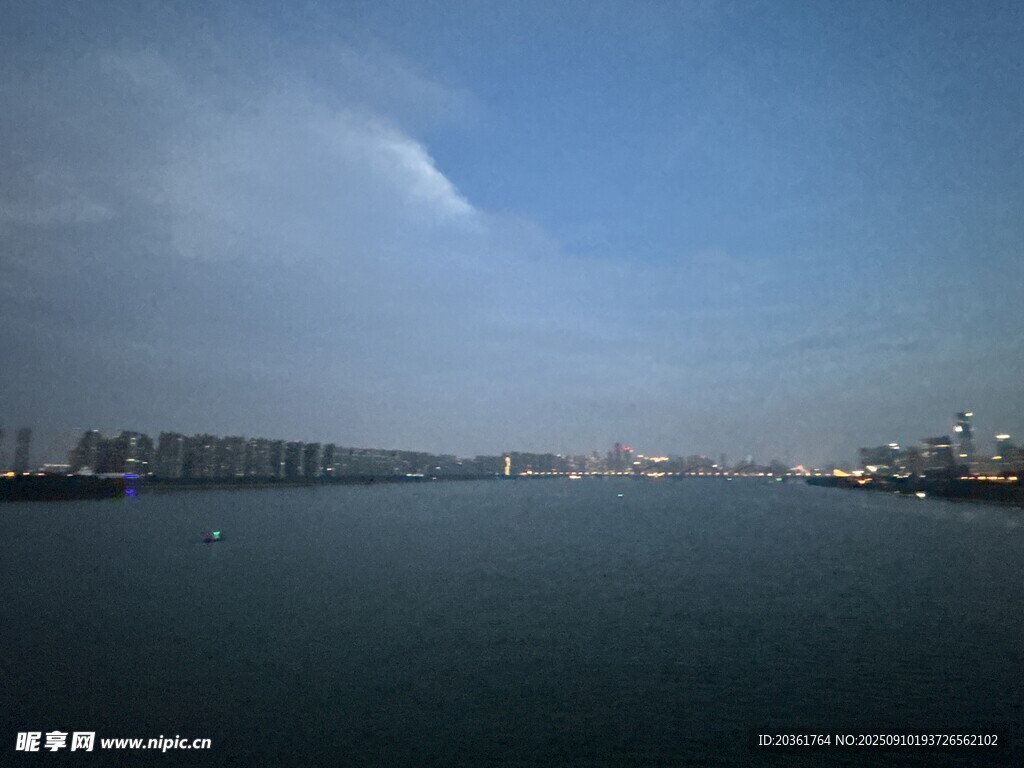 城市畔的宽阔水域景观