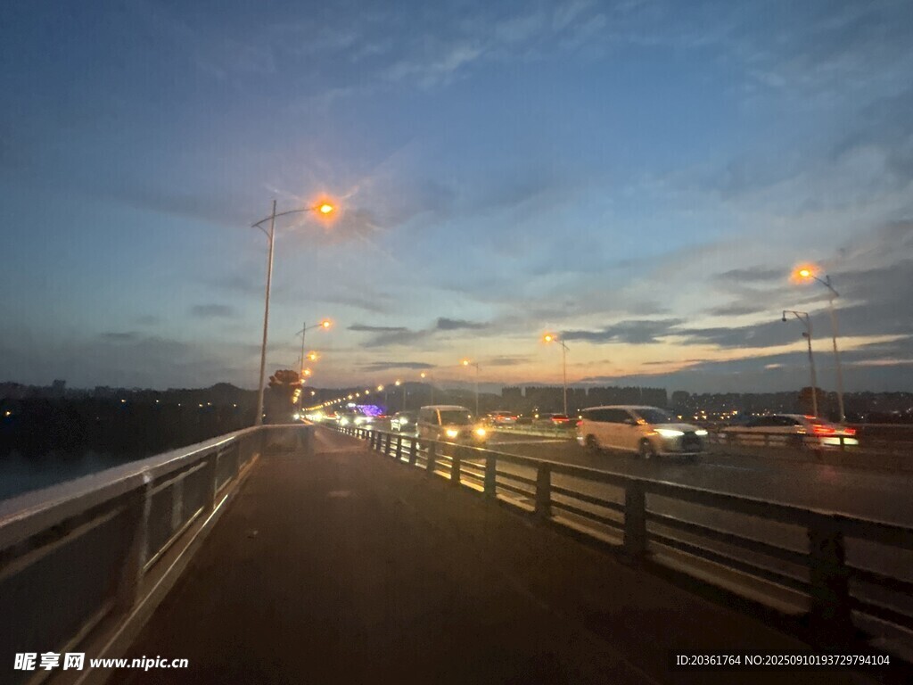黄昏时桥上的美丽夜景