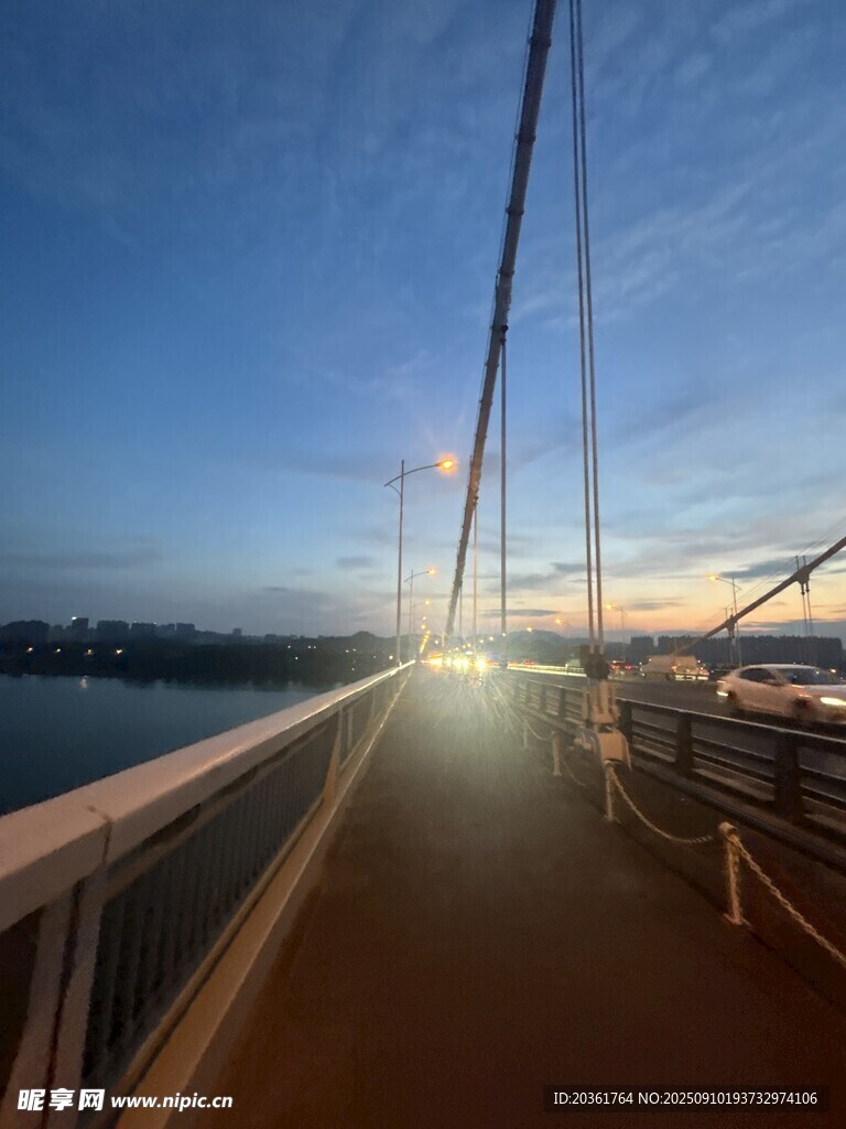 黄昏下的跨海大桥美景