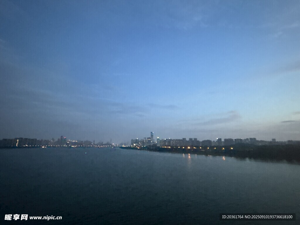 宁静湖面的清晨景致