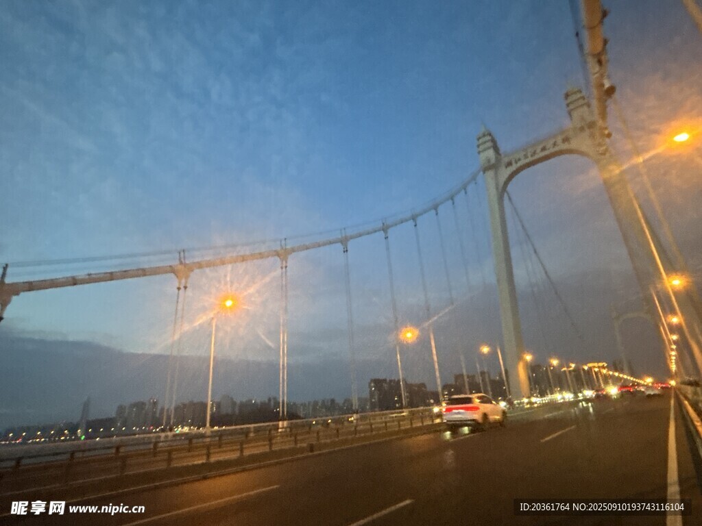 黄昏下的城市桥梁夜景