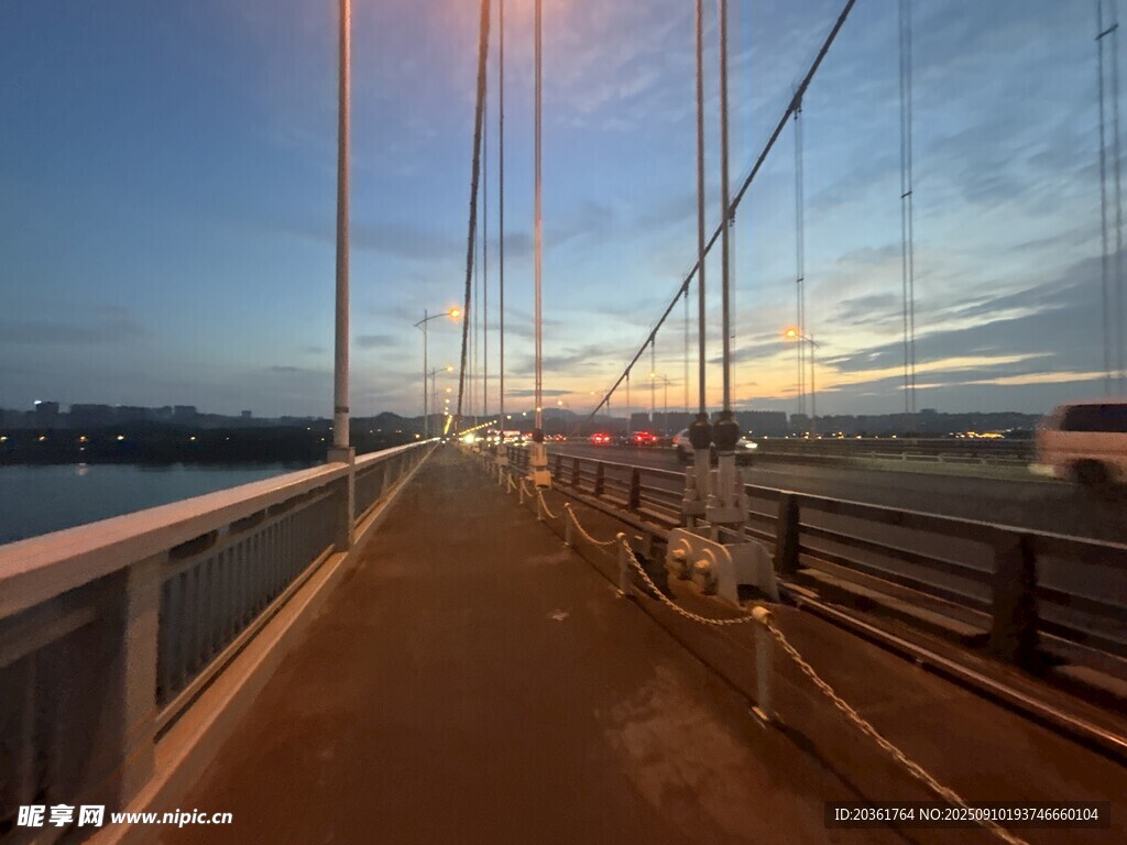 黄昏下的桥梁公路美景