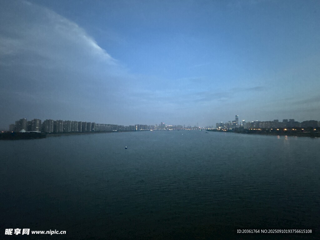 宁静湖面与远处天际线