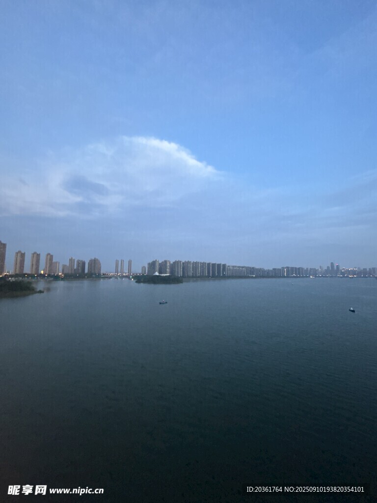 湖畔城市风光远景