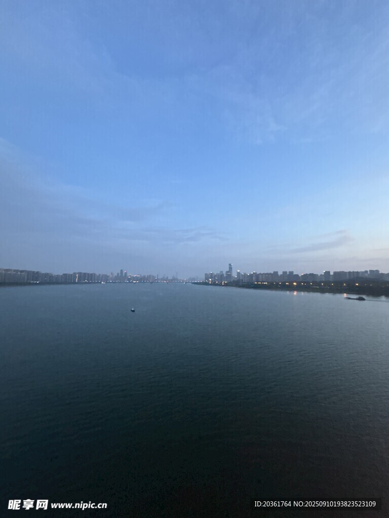 宁静湖面与蓝天美景