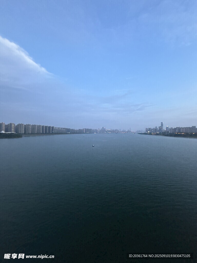 平静湖面与蓝天的美丽景致
