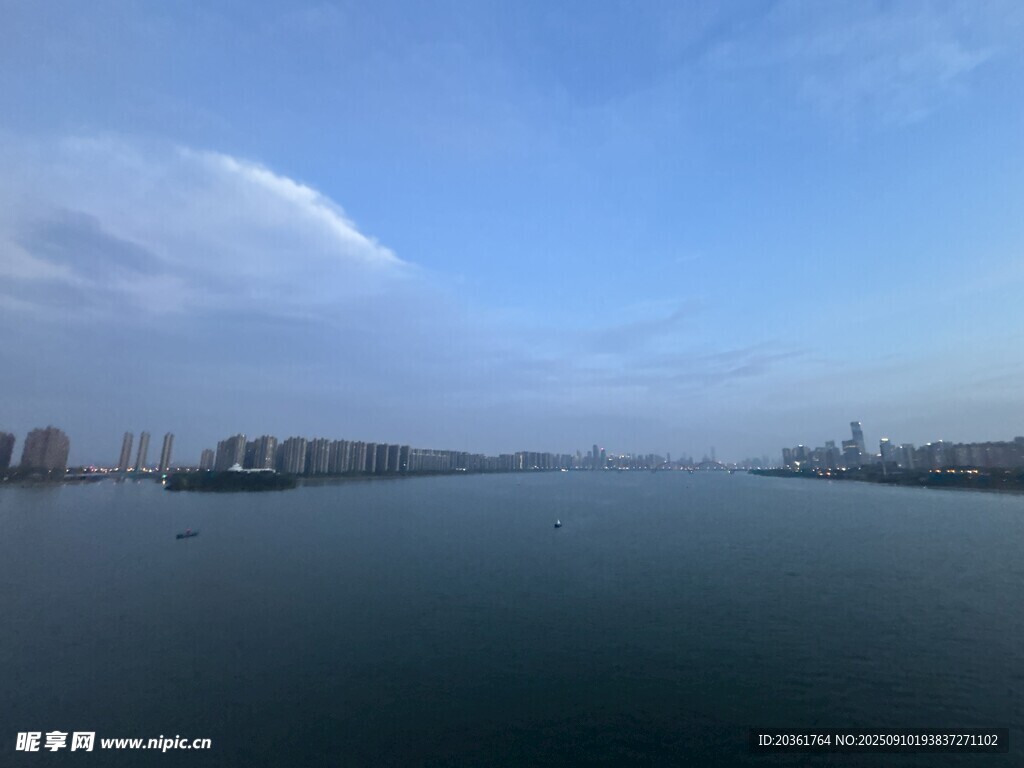 广阔水域与城市天际线景观