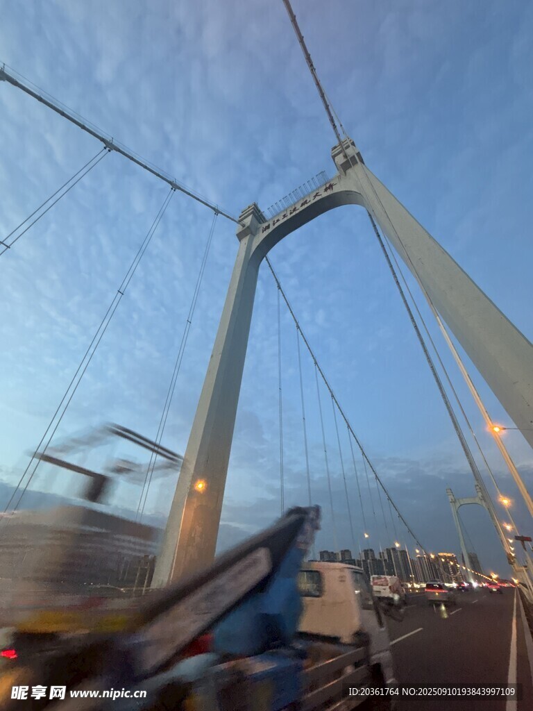 桥梁上行驶的车辆与美景